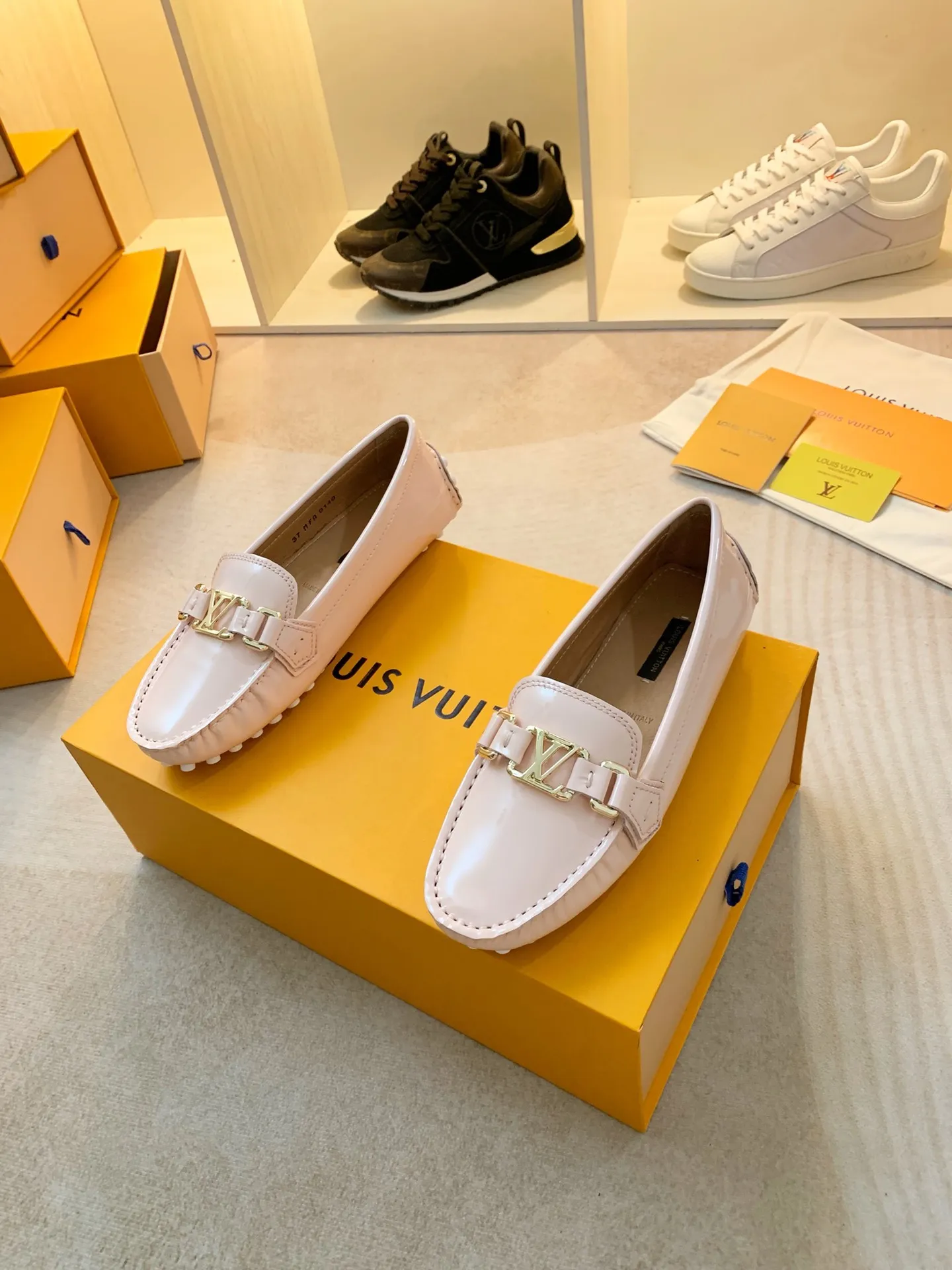 p460💰Couple model❤️🇫🇷 𝙇𝙤𝙪𝙞𝙨 𝙑𝙪𝙞𝙩𝙩𝙤𝙣 🇫🇷Louis Vuitton 2023 Classic𝓛𝓿 𝓣𝓻𝓪𝓲𝓷𝓮𝓻 Sports Series ➪➪➪¯ [Arizona Doudou Shoes Series] ▪️▪️▪️Arizona slip-on shoes are made of Monogram Eclipse canvas. Its hand-painted and dyed edges and hand-sewn uppers fully demonstrate Louis Vuitton's traditional shoemaking craftsmanship. This slip-on shoe is very lightweight. The integrated tongue and upper make it particularly comfortable and flexible. The soft outsole is equipped with rubber padding. Decorated with matching sash. Detailed features: ☑️Monogram Eclipse canvas ☑️Black Eclipse pattern ☑️Hand-painted shoe edges ☑️Hand-sewn uppers (each pair takes time to process) ☑️Integrated tongue and upper construction ☑️Outsole equipped with rubber lining ☑️size: 35_46